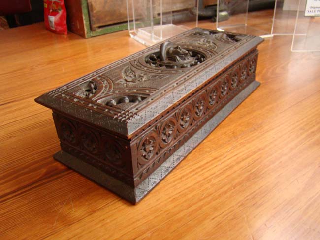 A 19th century Renaissance 'style' carved box featuring a bust of Christopher Columbus — image 3